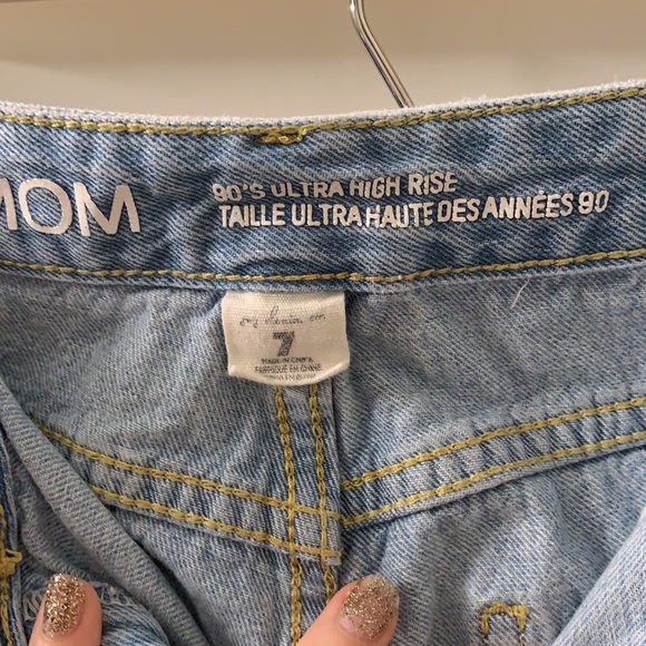 Cute high rise, distressed, mom jeans - Picture 4 of 4